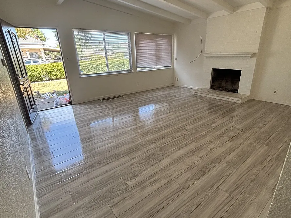 332 W 7th St
