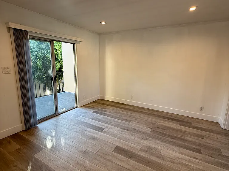 7911 Blackburn Avenue — Photo 2