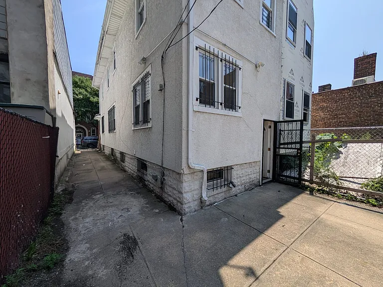 402 E 49th St #1 — Photo 11