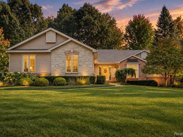 5000 Paula Ave, Clarkston, MI 48346