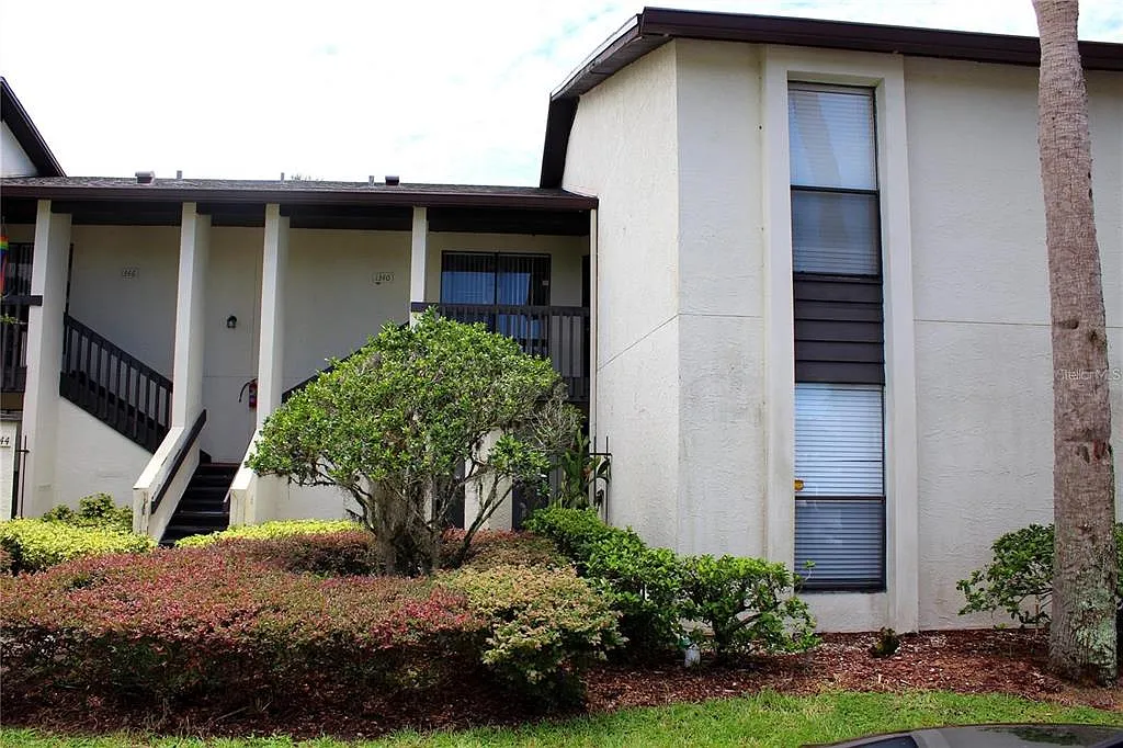 3 bed, 2.0 bath, 1319 sqft, $1,895 — Photo 2
