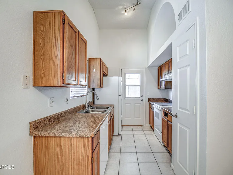 815 E Calle Del Norte — Photo 13