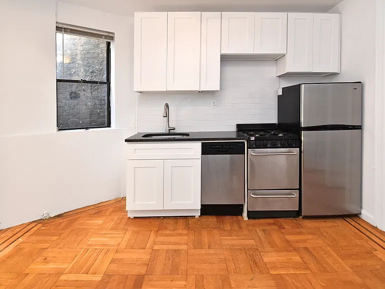 104 E 4th St #A7 — Photo 3