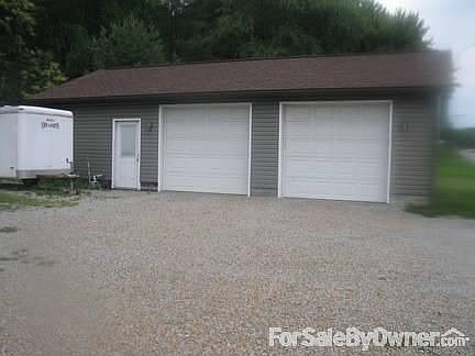 2.5 Garage : 2 9' high garage doors with lots of room inside, with work shop or storage area