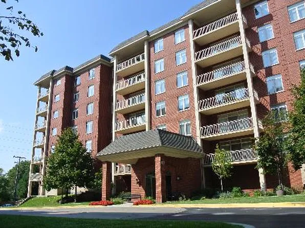 8400 Callie Ave #D-402, Morton Grove, IL 60053