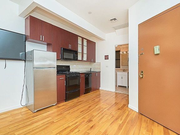 4th image of 2082 Fredrick Douglass Blvd #1B