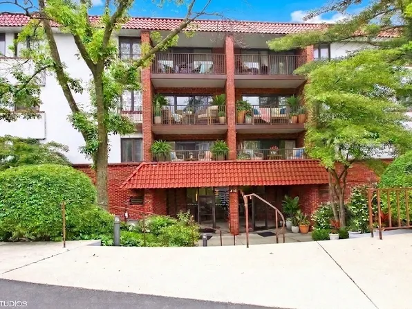 2046 Saint Johns Ave APT 3H, Highland Park, IL 60035
