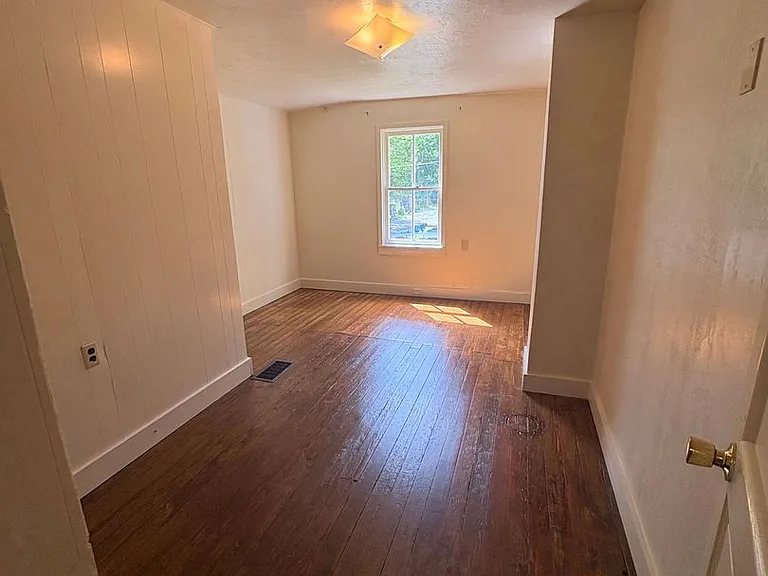144 E Maple St — Photo 15