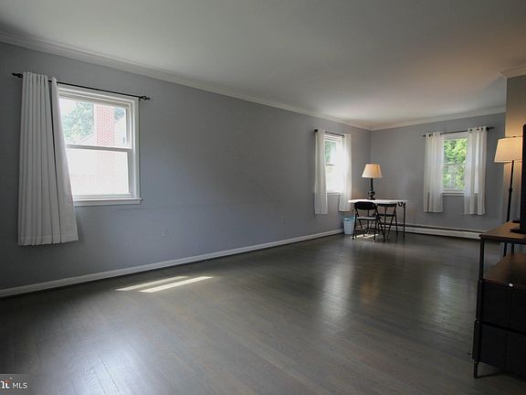 4th image of 14702 Anderson St