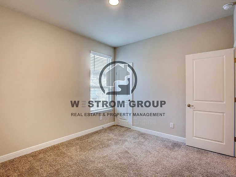820 Greenford Mnr — Photo 38