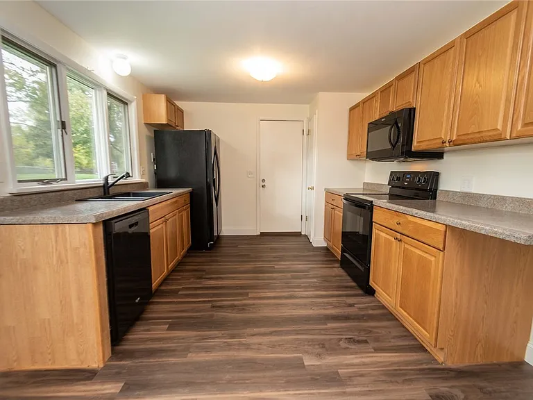 5 Adeane Dr W — Photo 8