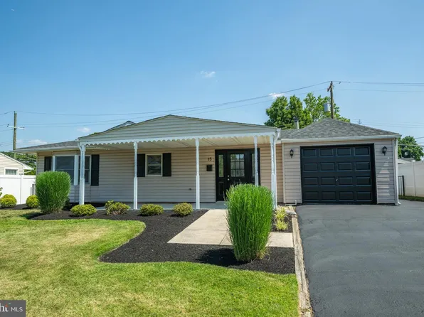 15 Indian Park Rd, Levittown, PA 19057