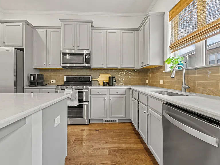 613 Harrington Hls — Photo 4