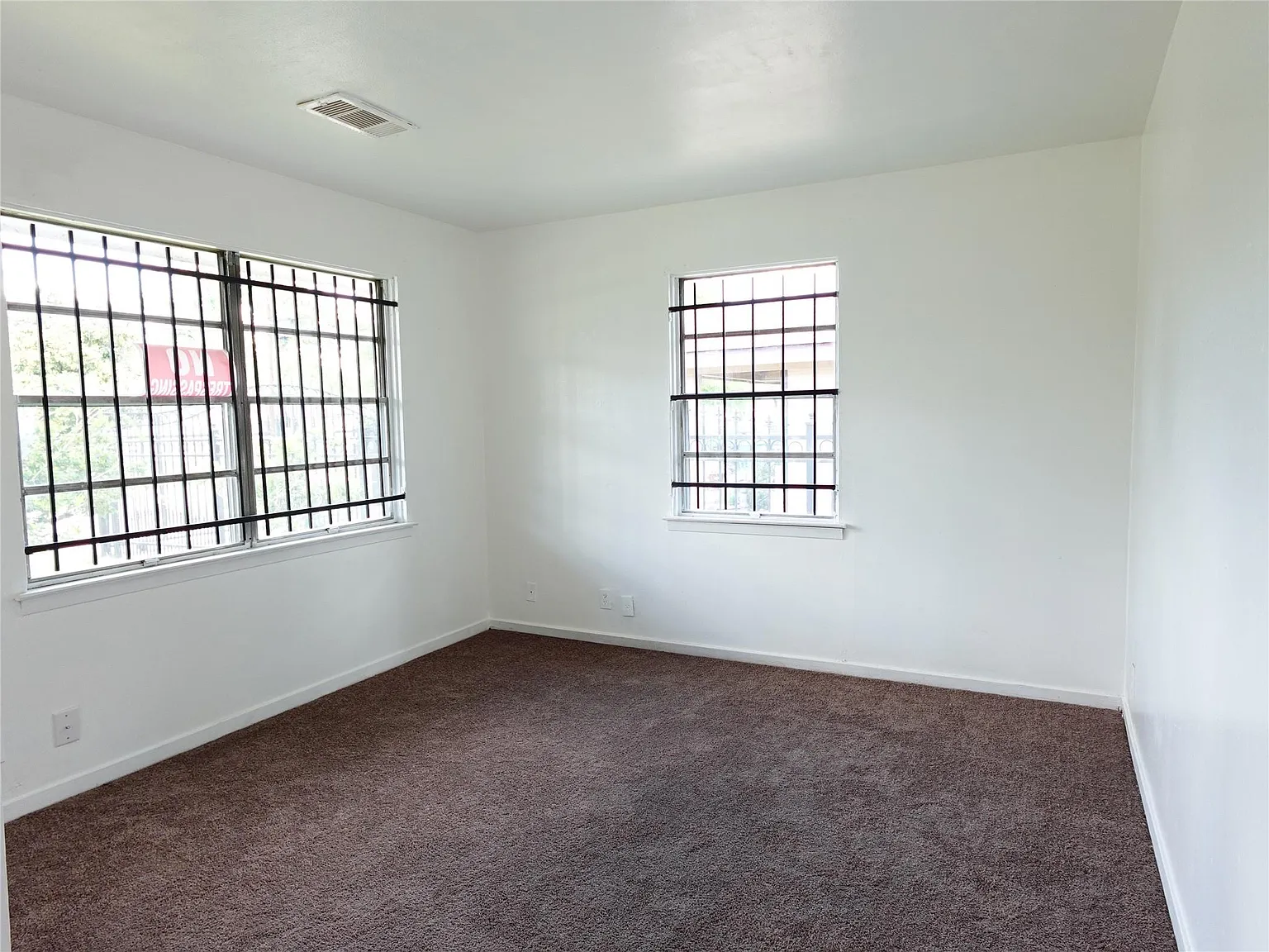 3 bed, 1.0 bath, 1327 sqft, $1,450 — Photo 3