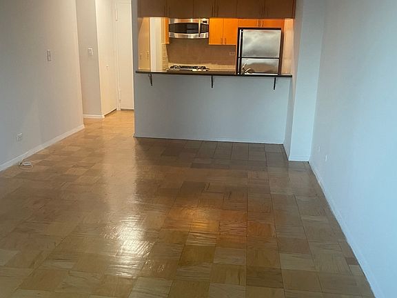 4th image of 200 E 72nd St APT 20M