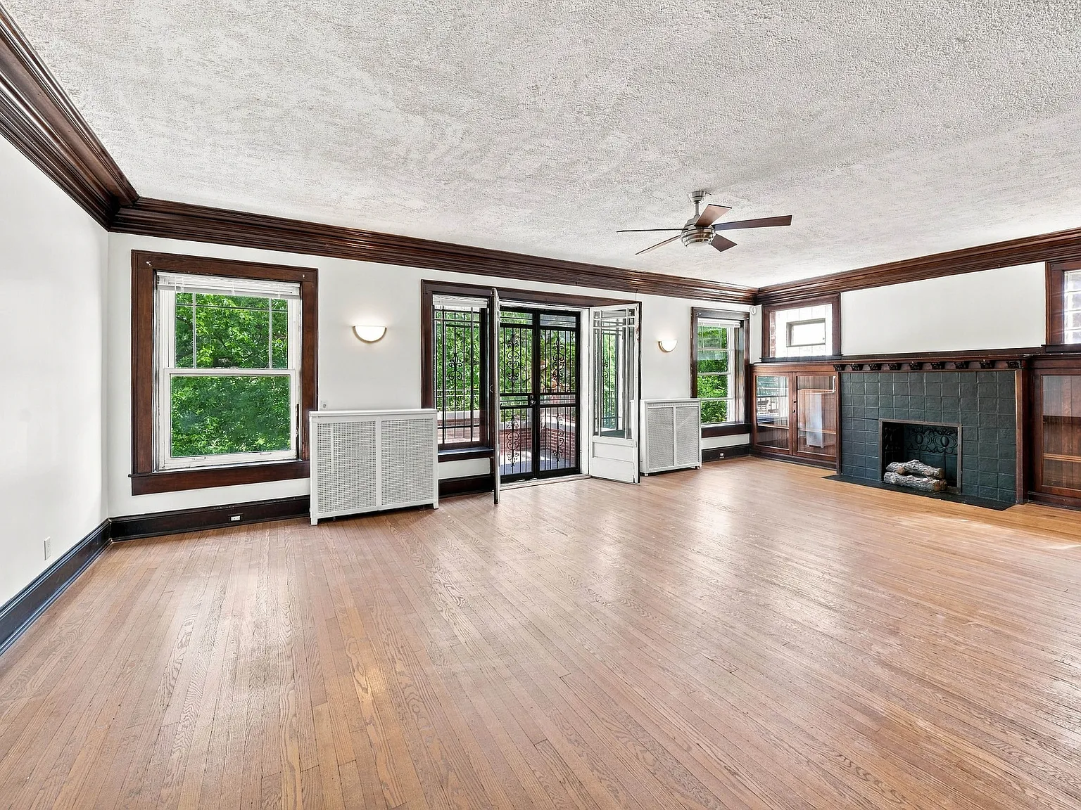 3 bed, 2400 sqft, $3,200 — Photo 4