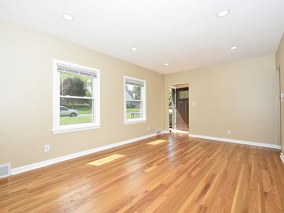 3rd image of 502 Manchester Rd