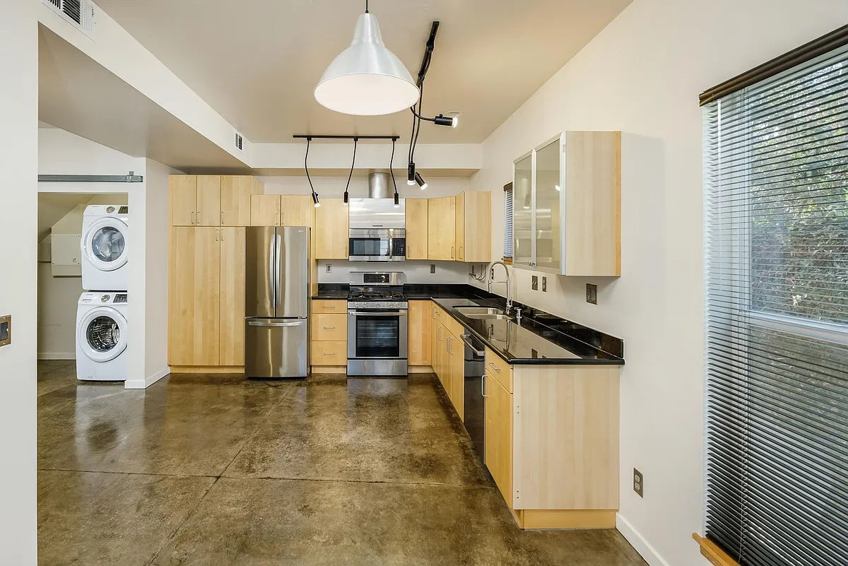 Building Photo - 1515 F St #LOFT STYLE