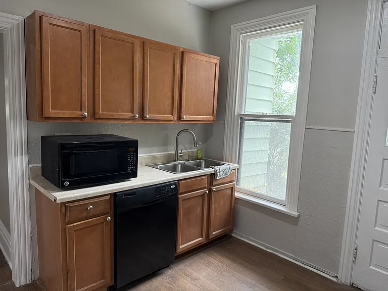 221 Pine St — Photo 11