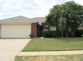 1126 Greenview Ln, Kennedale, TX 76060