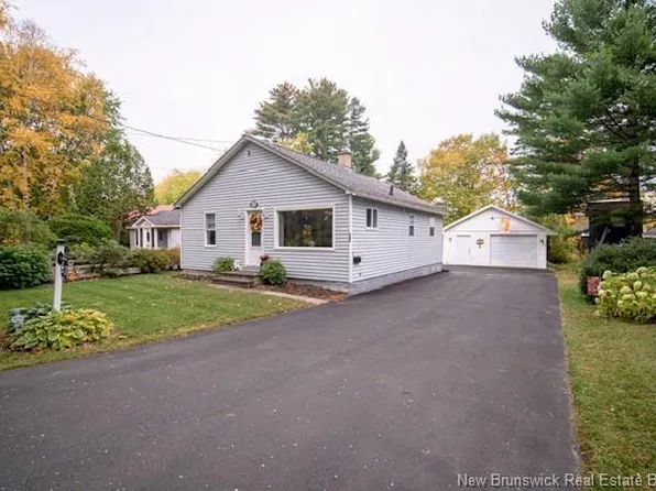 141 Claremont Dr, Fredericton, NB E3A 1E7