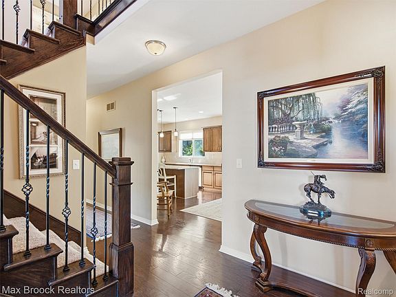 5th image of 583 Birchcrest Ct