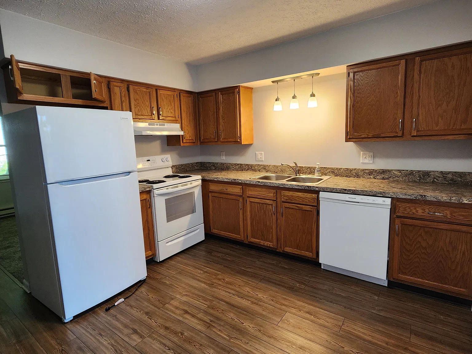 3 bed, 1000 sqft, $1,395 — Photo 3