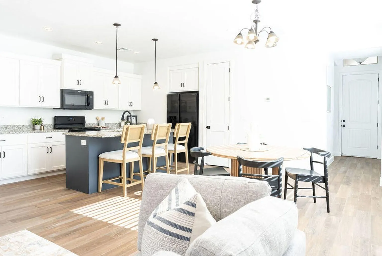 Available!! Beautiful Brio Home! Pet Friendly!! — Photo 3