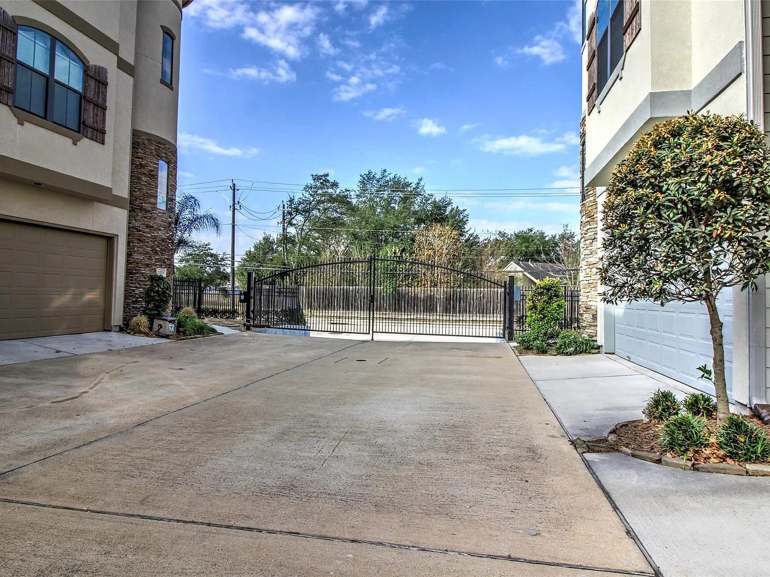 4 bed, 3.5 bath, 2864 sqft, $2,850 — Photo 2