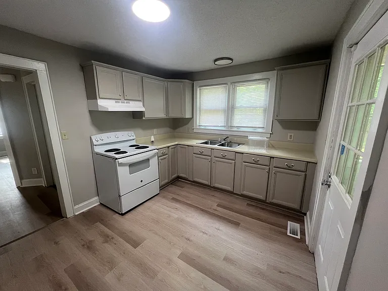 1107 W Davidson Ave — Photo 8