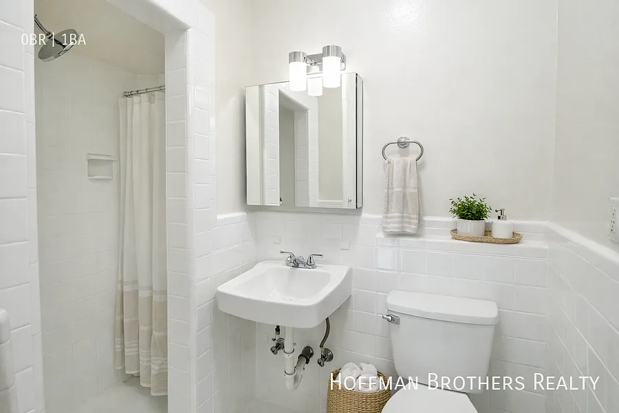 654 S Dunsmuir Ave Los Angeles CA 90036 — Photo 2