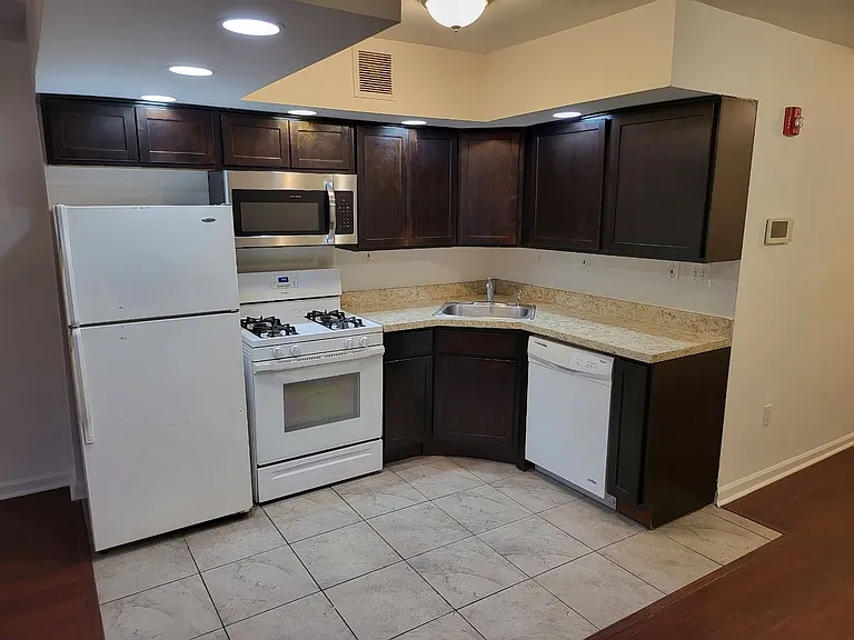 126 E Main St — Photo 4
