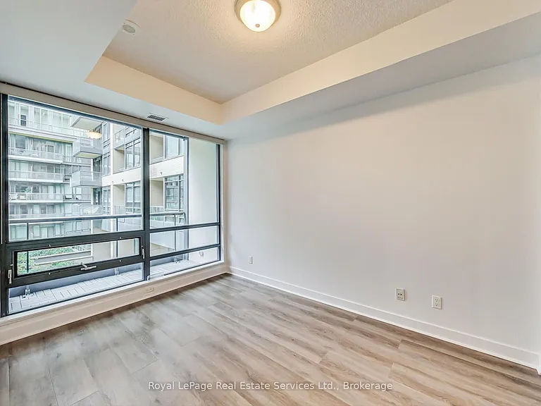 438 King St W #402 — Photo 13