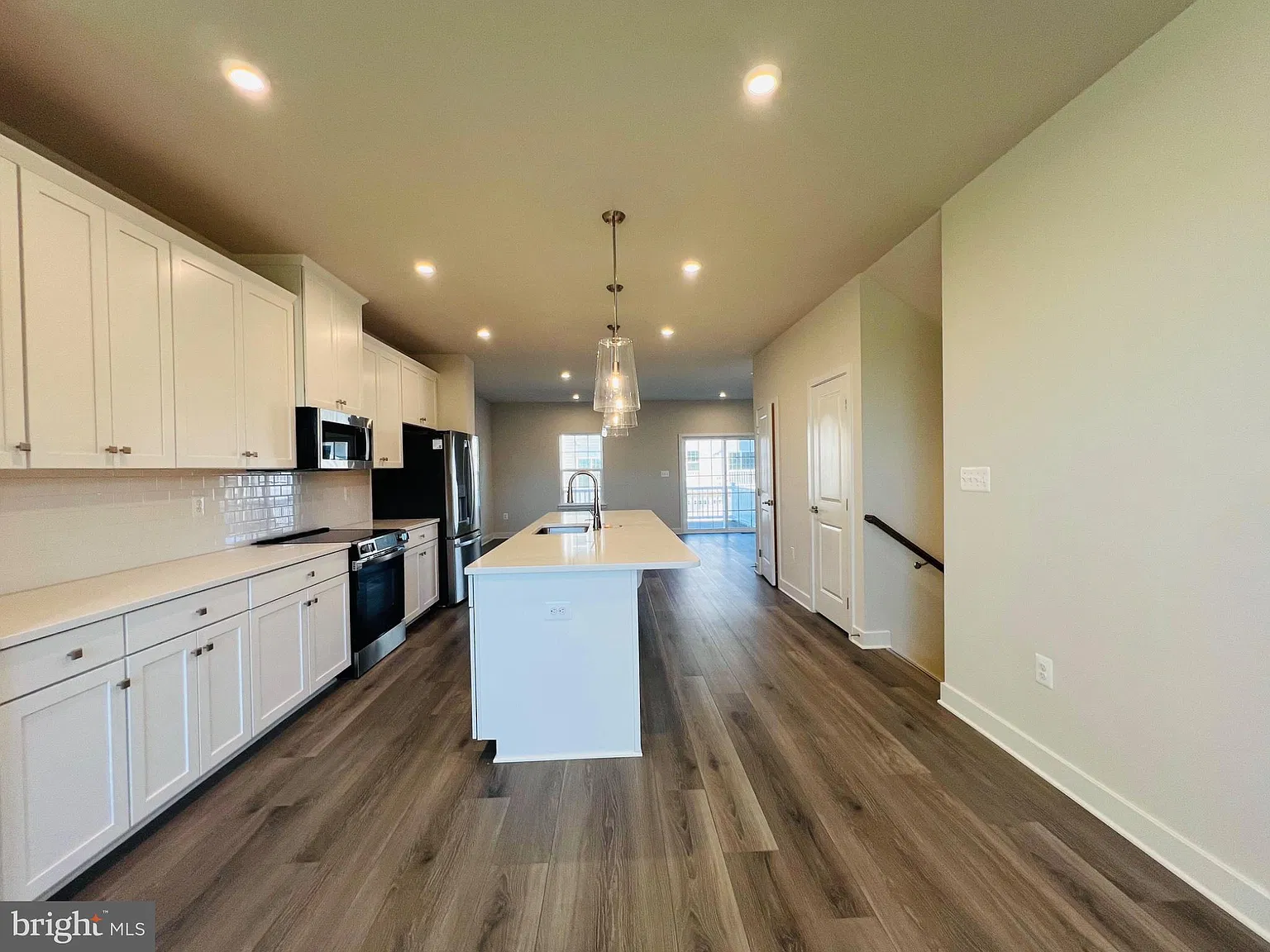 4 bed, 3.5 bath, 2239 sqft, $3,599 — Photo 4