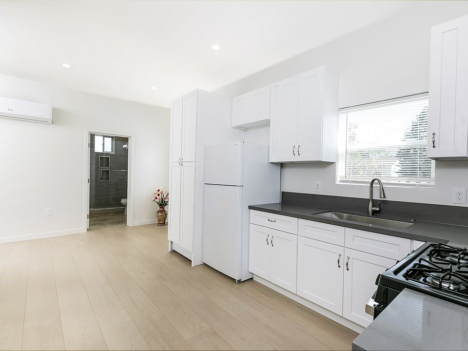 1st image of 7507 Cozycroft Ave
