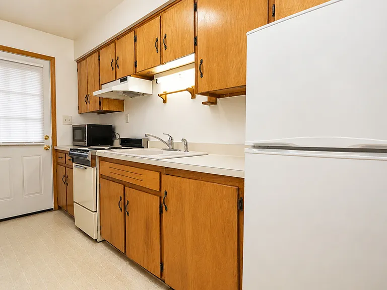 322 Maple Dr #2 — Photo 8