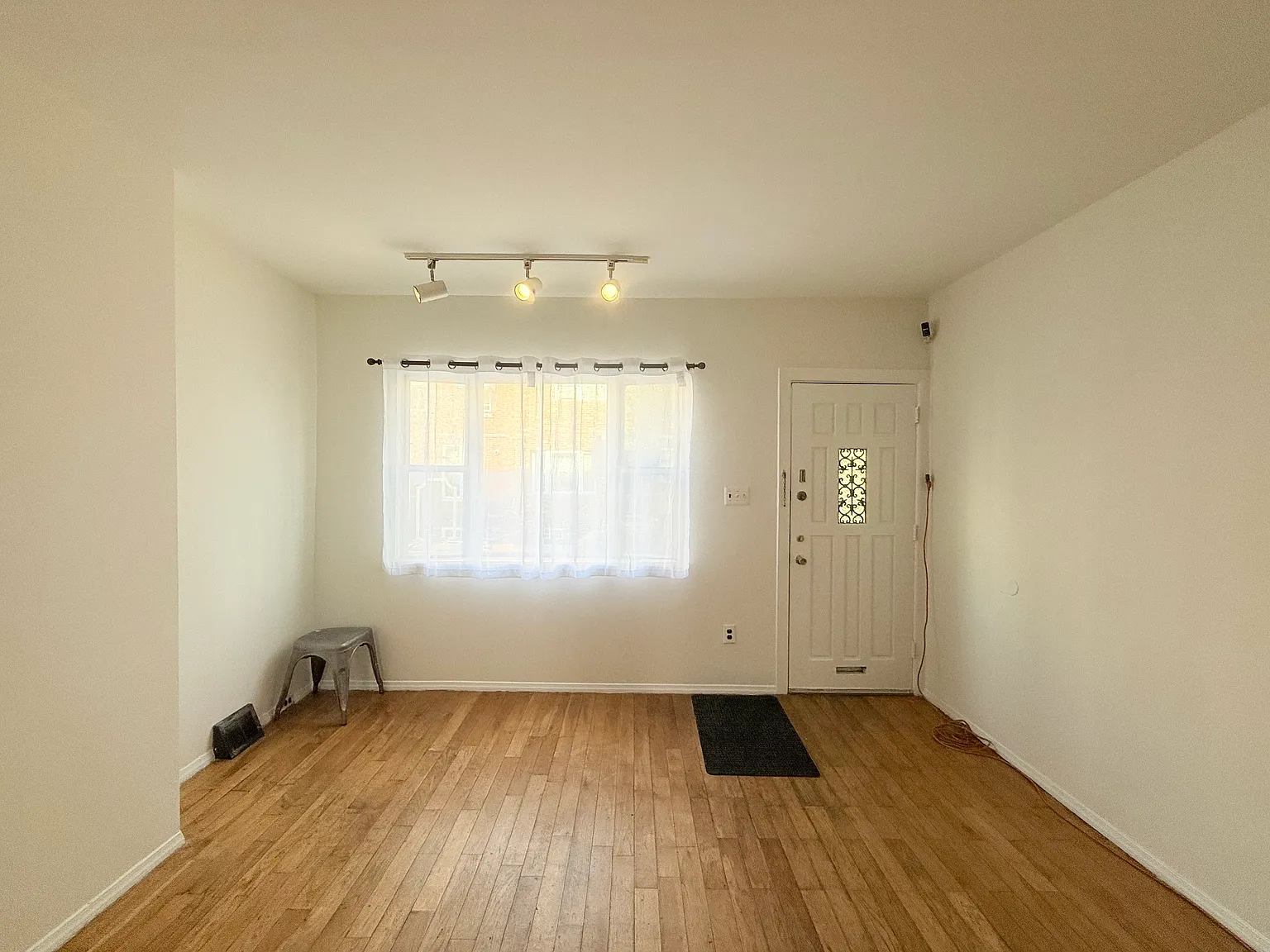 3 bed, 860 sqft, $1,700 — Photo 1