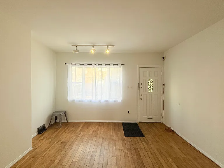 2544 S Darien St — Photo 1