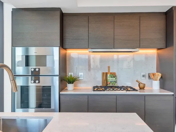 1408 Robson St #2303, Vancouver, BC V6G 0E8