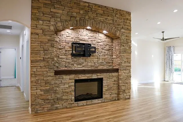 4 bed, 1989 sqft, $2,850 — Photo 2