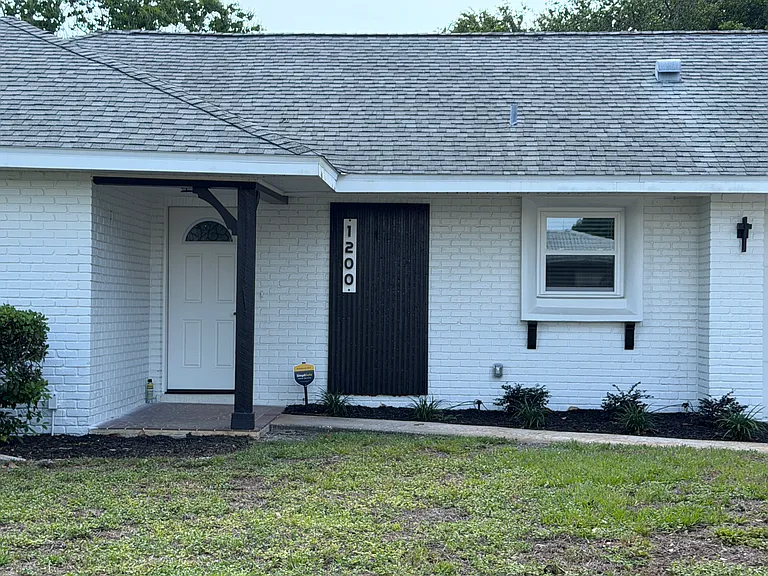 1200 Edenville Ave — Photo 2
