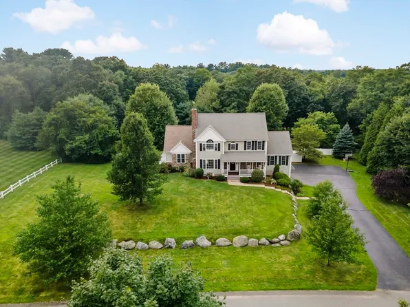 2 Round Farm Rd, Rehoboth, MA 02769