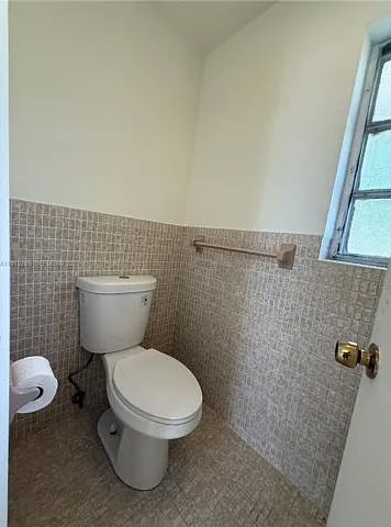 300 NW 42nd St — Photo 15