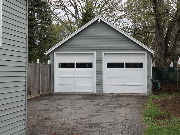 detatched garage 