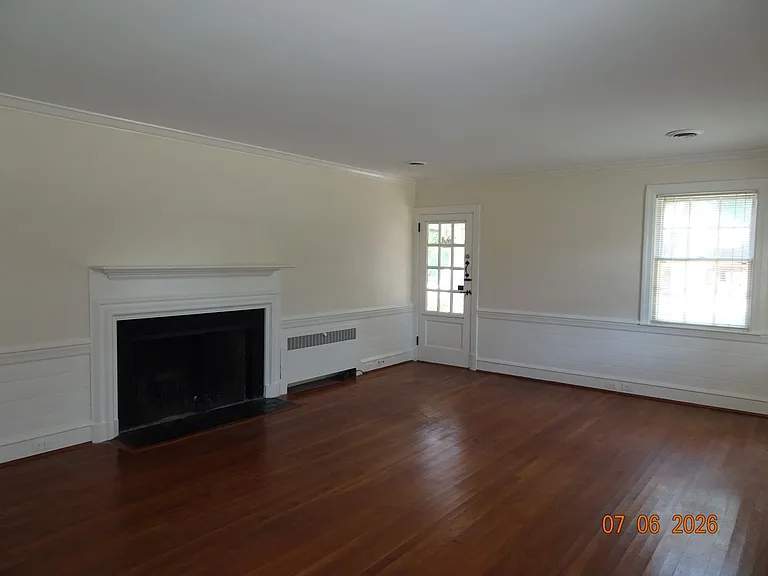 302 Riverside Dr — Photo 6