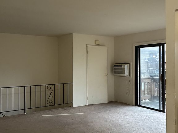 4th image of 204 Sneden Pl W #204
