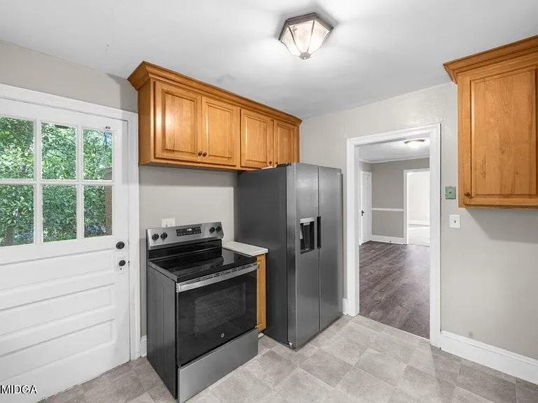 2420 Kingsley Dr — Photo 3