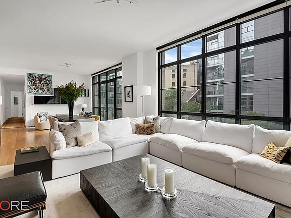 3rd image of 482 Greenwich St APT 3