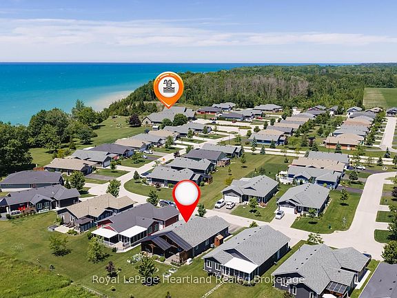 3rd image of 37 Lake Breeze Dr