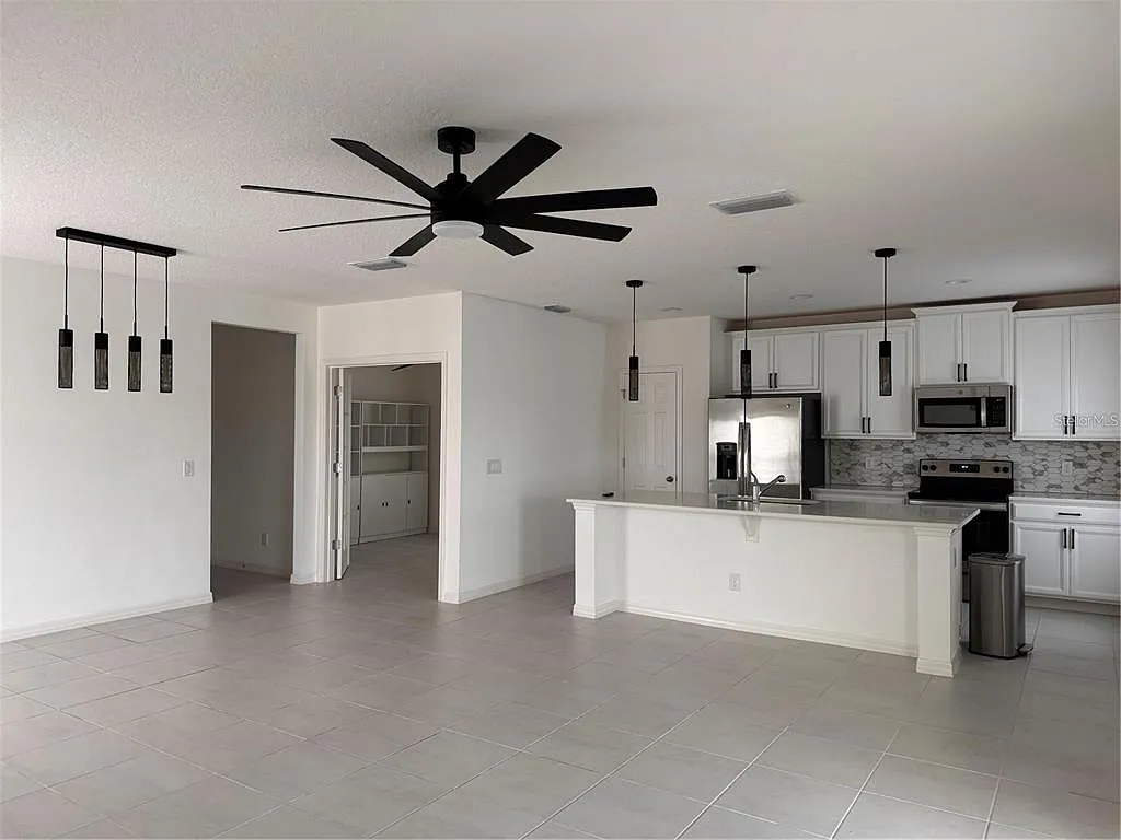 4 bed, 2.5 bath, 2430 sqft, $2,400 — Photo 3